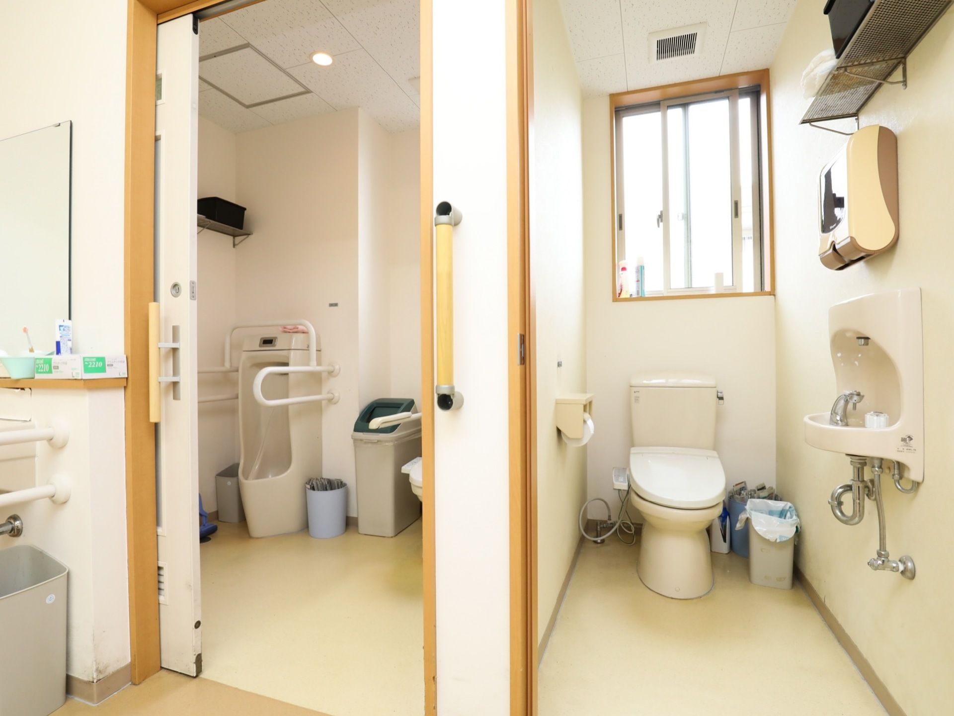 共有トイレには、立ち位置使用の男性専用便器を備えた個室と、男女兼用の洗浄機能付き便座を備えた個室が、２つ並んで設置されている。