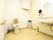 トイレには介護用便座が設置され、便座周辺は広いスペースがある。同じ空間に鏡付洗面台があり、使い捨てペーパータオルが用意されている。