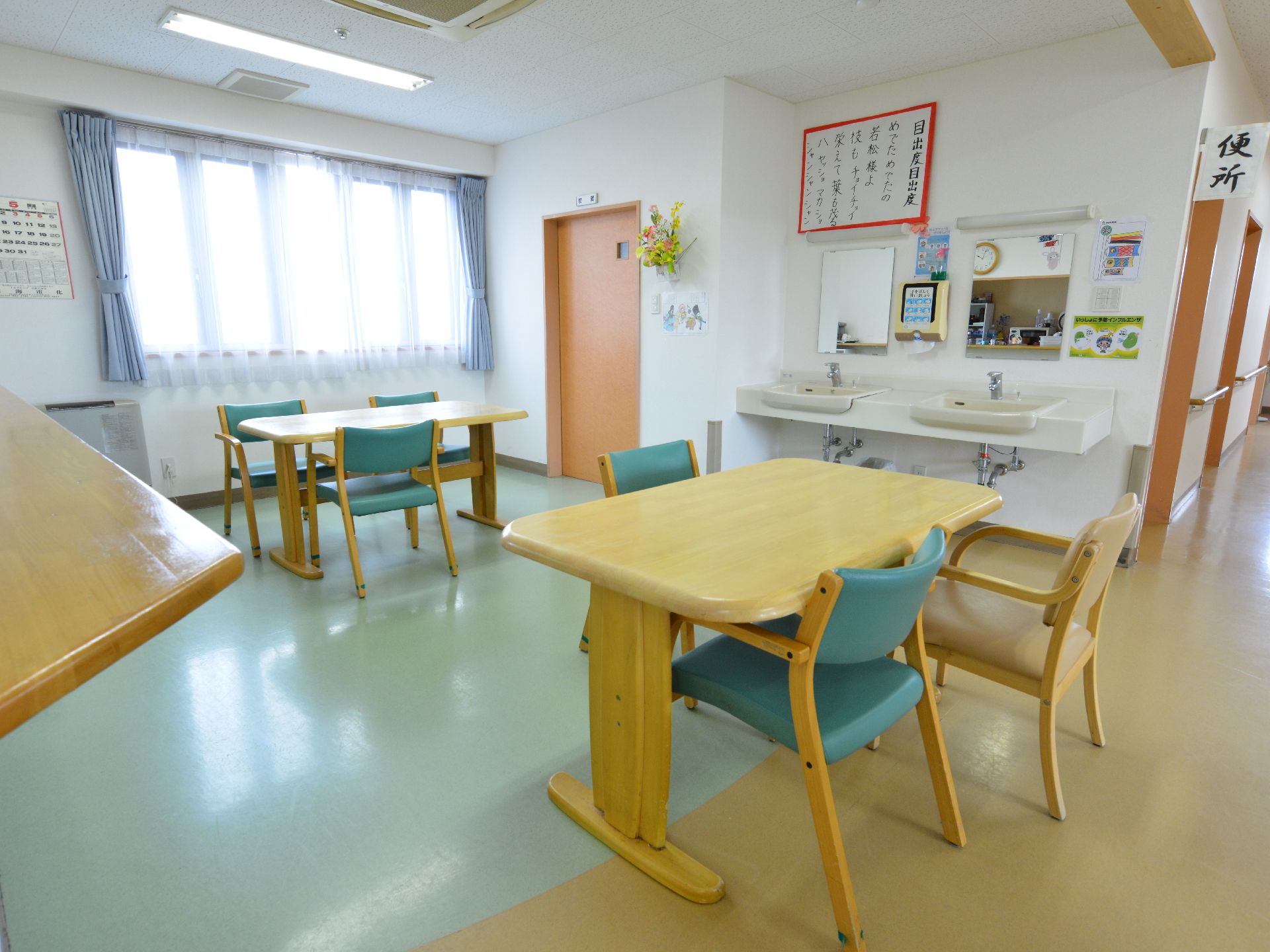 テーブルは3人掛けにセットしてある。鏡付きの洗面台が2つついており、食後に手を洗い、身だしなみを整えることができる。
