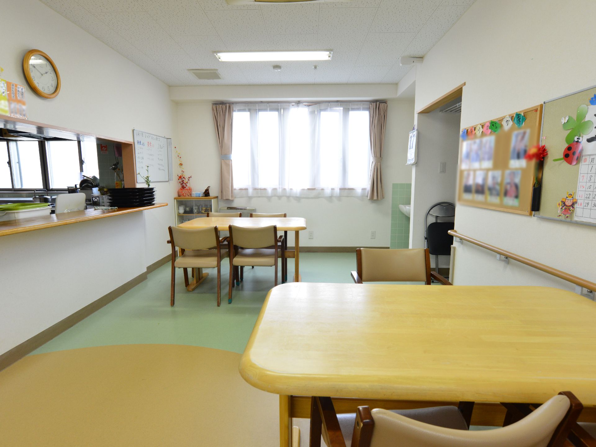 ダイニングテーブルには、椅子を4脚セットすることができる。車椅子の方も座れるよう椅子を設置していな場所がある。
