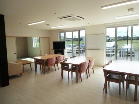 明るく開放感のあるダイニングである。広大な緑あふれる大自然を堪能しながら、優雅に食事を摂っていただける。