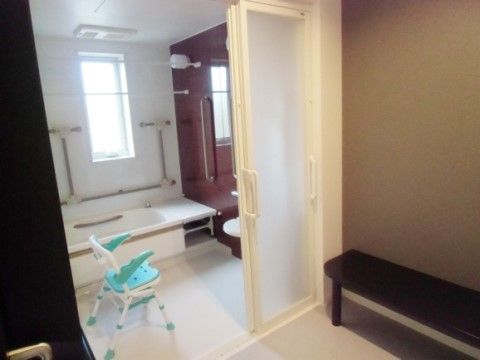 完全バリアフリーの浴室である。手すりやシャワー、椅子、ミストが完備されているので快適な入浴をお楽しみいただける。
