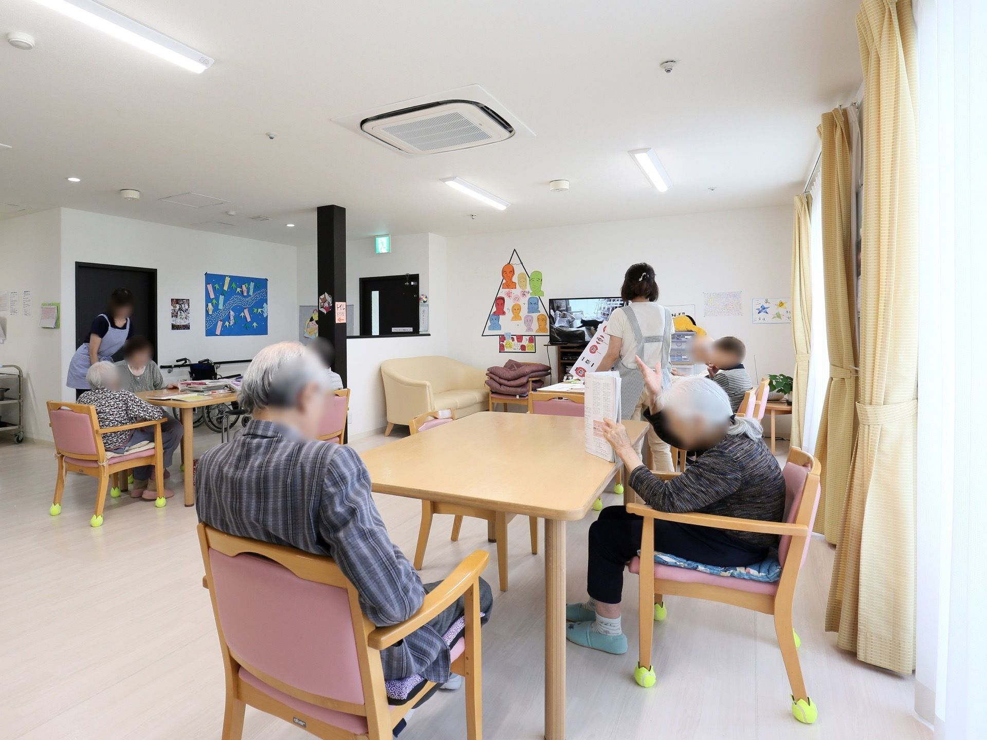 天井に空調設備が整えられた、共有のスペースである。テーブルと椅子が置かれているほか、ソファも設置されている。