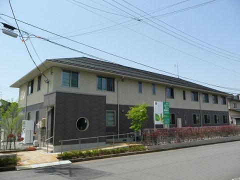 自然に恵まれた立地にある施設は、メイン道路に面している。駐車場を完備しているので、車での来訪が便利である。