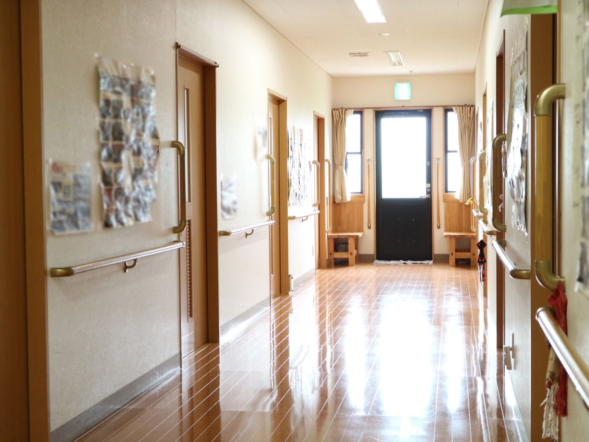 通路の突き当りに、非常口の扉が設置されている。両サイドには窓が設けられ、腰かける椅子も備え付けられている。