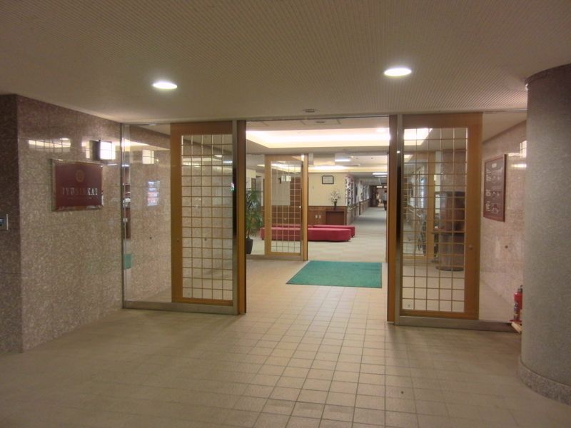 明るいエントランスホール