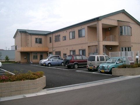 モダンな雰囲気のある２階建ての建物である。非常階段が完備されているので、防災面での対策は万全である。