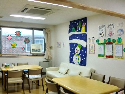 白を基調とした明るいダイニングである。食後はソファに腰かけてゆっくりとくつろいだり、歓談をしたりして過ごしていただける。