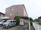 介護施設の外観と駐車場