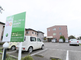 静かな住宅街の介護施設外観