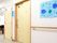 明色系に統一された通路である。共同のトイレを完備。出入口付近には、場所を迷わないよう文字が書かれた紙が貼られている。