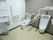 洋式トイレと男性用の便座が備わっている。便座の両側にはしっかりした手すりが設けられている。鏡と洗面台も付いている。