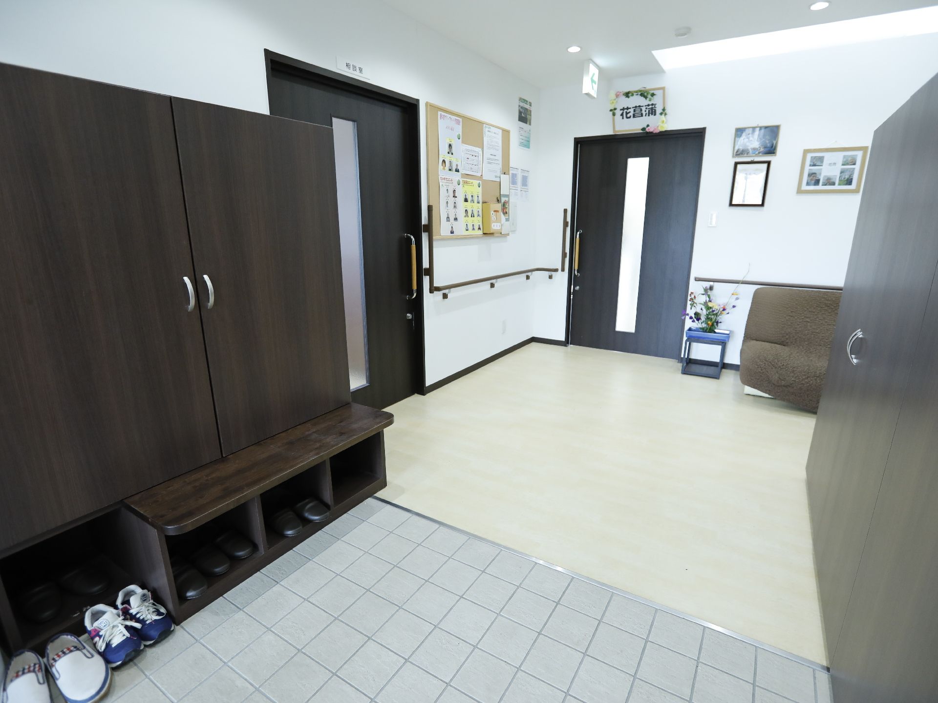 エントランスには大きな収納棚が設けられており、靴等は全てきれいに収納することができる。靴の履き替えの際には椅子に腰を掛けられる。