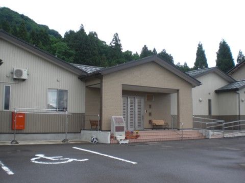 平屋造りの建物で、玄関前には階段とスロープが設置されている。玄関横にはベンチも用意されており、小休憩に利用できる。