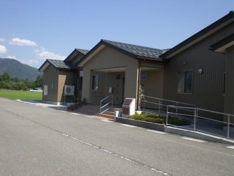 施設の玄関正面に階段があり、右側にはゆるやかなスロープがある。どちらも２段階の高さで手すりが付いている。