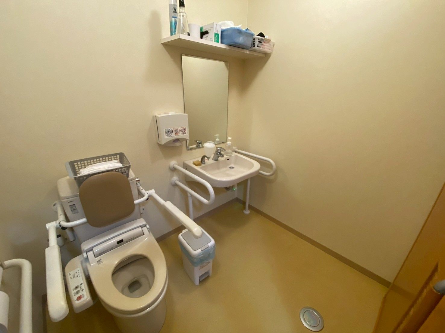 手すり付きのトイレ