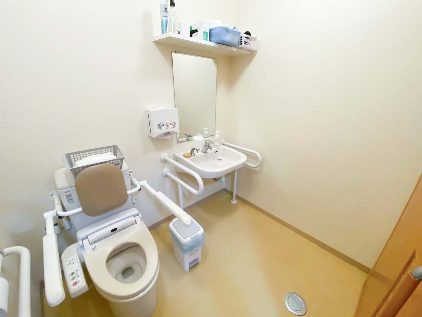 手すり付きのトイレ