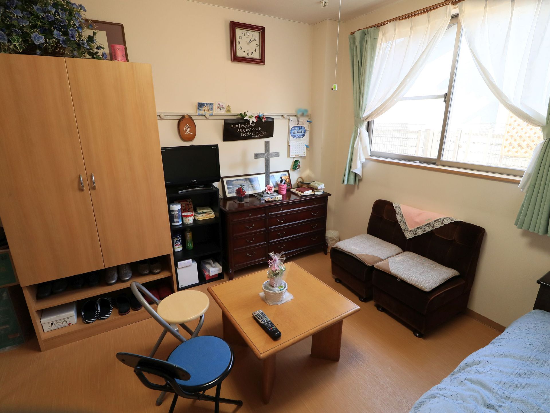 広さを確保した居室は、プライバシーが守られる個室になっている。家具やご愛用の品々を持ち込むことができる。