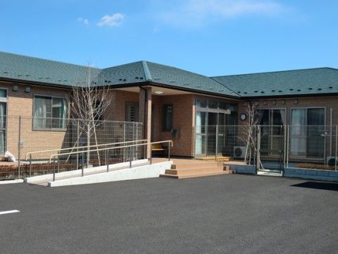オレンジ色の温かみのある色合いの施設である。玄関までは階段とスロープの両方が設置されており、状況に合わせて使い分けていただける。