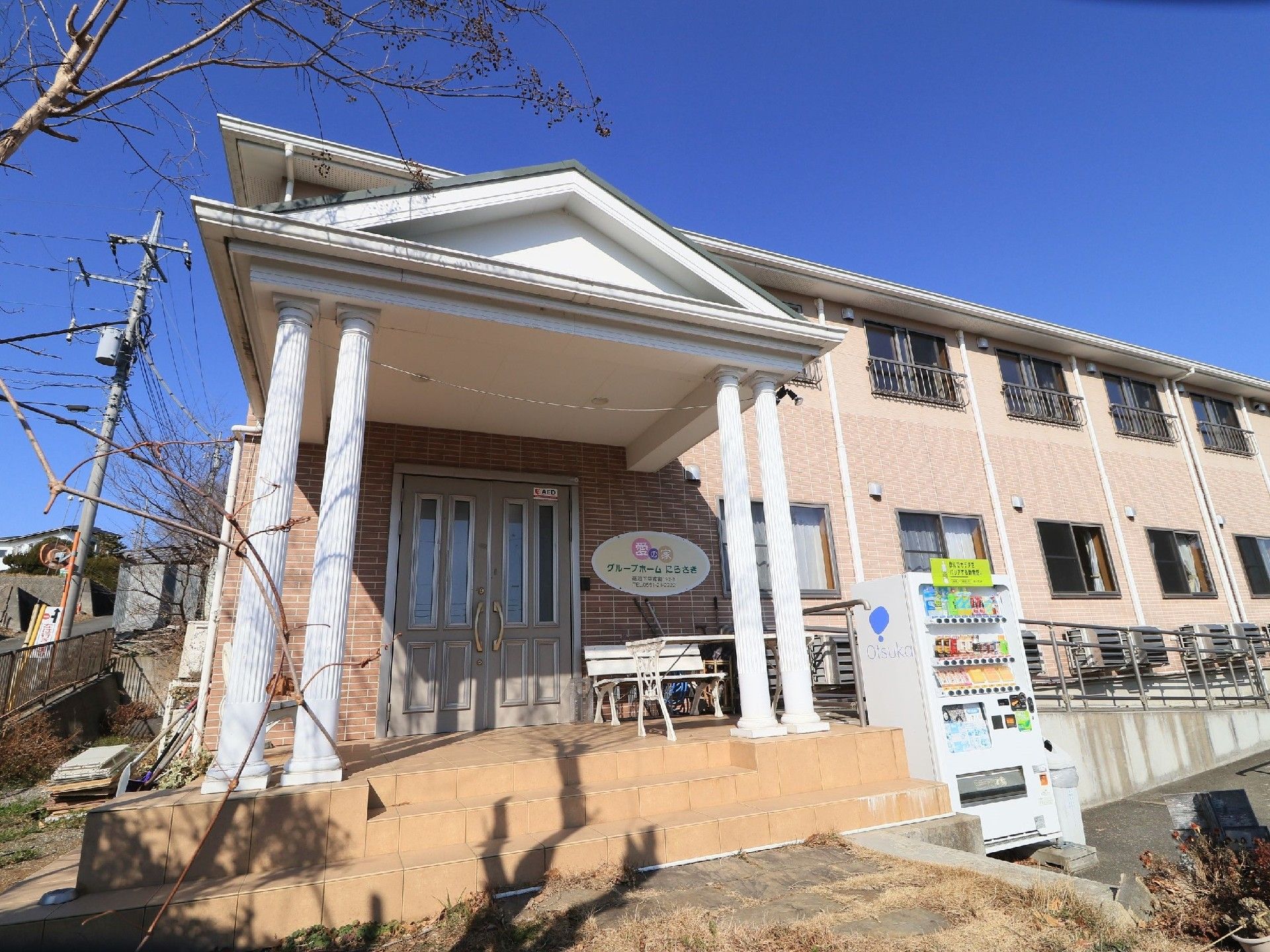 ベージュを基調とした２階建ての建物である。玄関ポーチには白い円柱が設置されていて、ヨーロッパ調の雰囲気を醸し出している。
