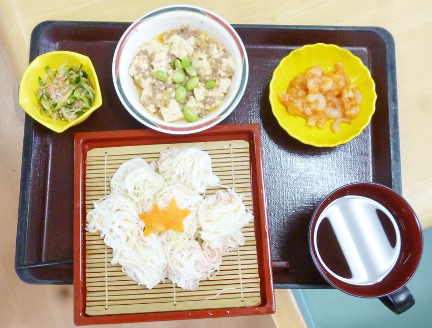 おかず3品が付いたそうめんがメインの献立