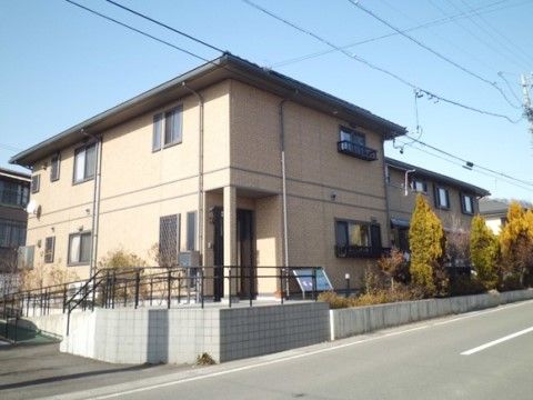 左側には黄緑色に舗装されたスロープが設置されており、車椅子をご利用の方もスムーズに出入口に向かうことができる。