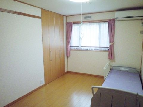設置された電動ベッドは好きな高さに調節できるほか、サイドレール付きで立ち上がりが楽に行え、入居者様の自立した生活をサポートする。