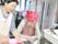 入居者様に食器洗いをしていただいている様子である。横にスタッフが付き、適宜サポートをさせていただいている。