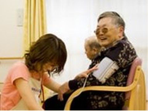 どうかな、血圧は？ 心配ないですよ 健康管理に当たるスタッフ