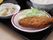 揚げ物が常食の状態でお皿に載せられている。つけ合わせのサラダもあり、バランスが取れたメニューになっている。