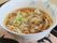 細麺を使用したうどんになっており、食べやすいよう葱やお肉も細かく切られている。器には花柄が描かれており、鮮やかな印象である。