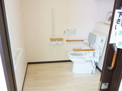ドアは開けたまま固定することができ、通行の途中に閉まる心配がない。各所に手すりが設けられているので、安全に利用できる。