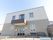 長方形の建物に、入り口前に設置された屋根が付き出したデザインだ。窓は中央寄りの場所にある。また外にベンチが置いてある。