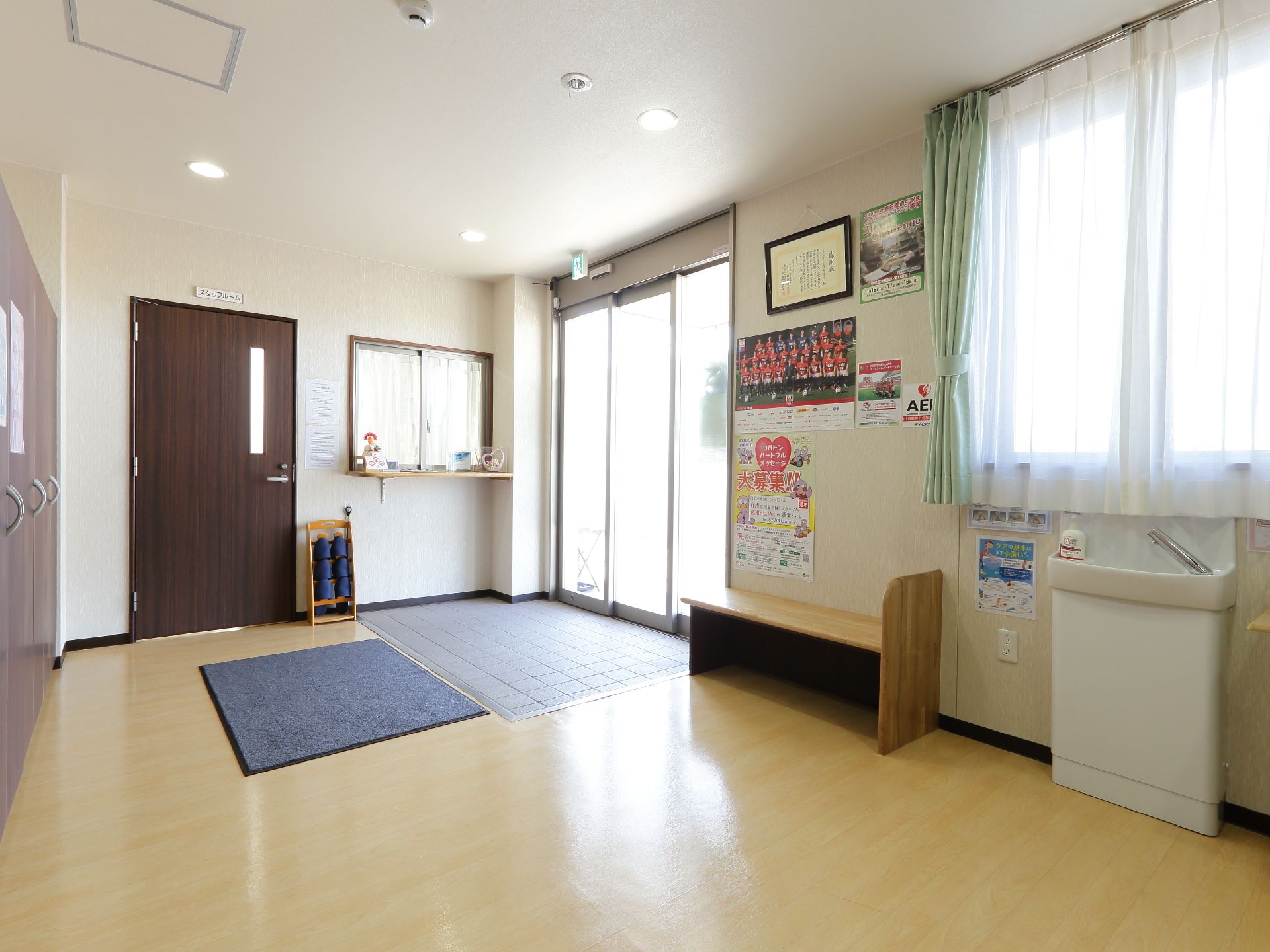 玄関を入った右側には、スタッフルームがある。スリッパは用意してあるが、あまりものを置かないすっきりとした玄関である。