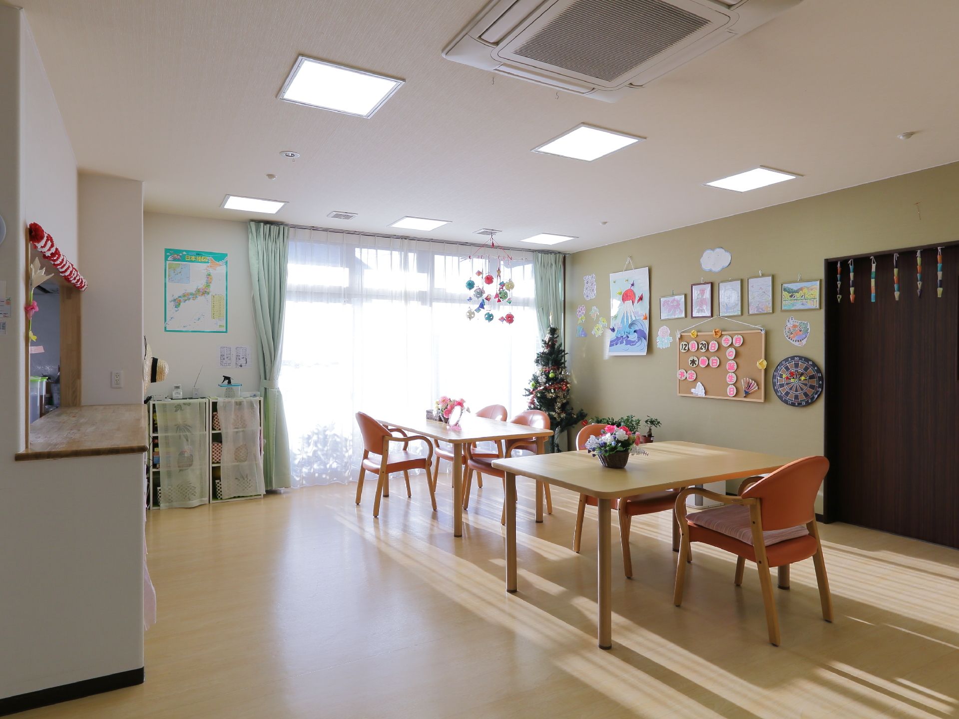 多目的ルームには、床面までの窓があり日中は明るくなっている。壁には制作物などのオブジェを飾っている。