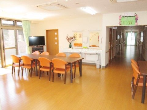 広い一室にテーブルとチェアが並べられており、鏡と洗面台も設置されている。テレビ観賞や談話など自由に楽しむことができる。