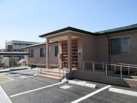 玄関の前にスロープが設置されている。玄関前に駐車場があるので便利である。車椅子をご利用の方も快適に生活することができる。