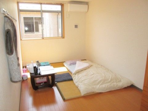 家具を持ち込むことができるスペースが確保されている。ベッドだけでなく布団も用意されているので、自分好みのプライベート空間を楽しめる。