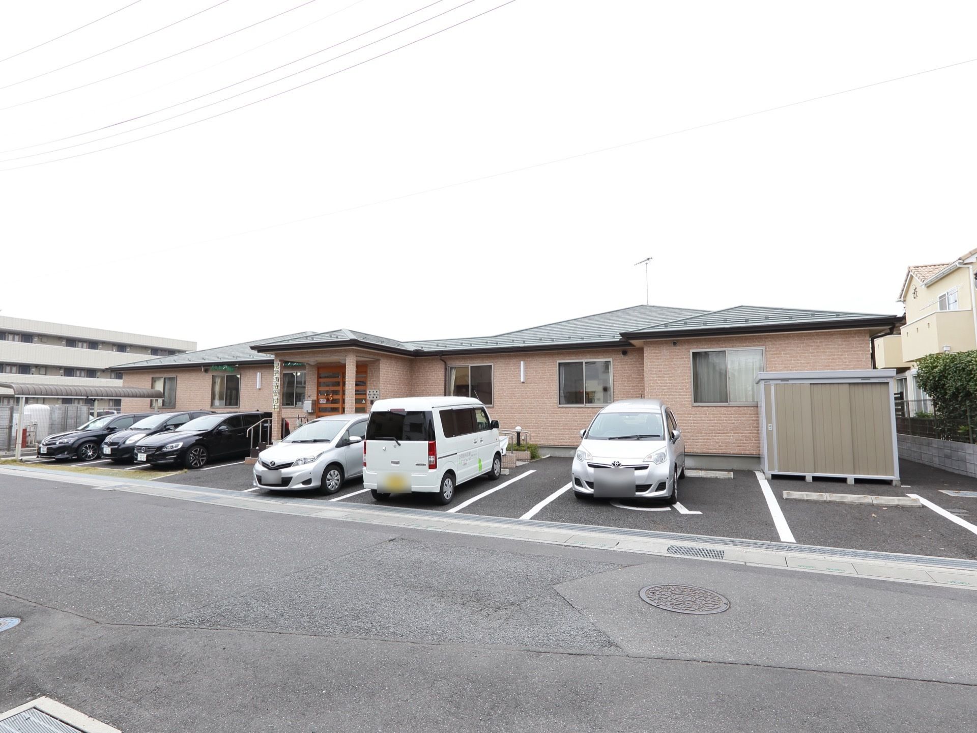駐車スペースがあり、身体障害者用もある。建物は1階建てとなっている。外観は自宅の様な雰囲気で優しい色合いになっている。