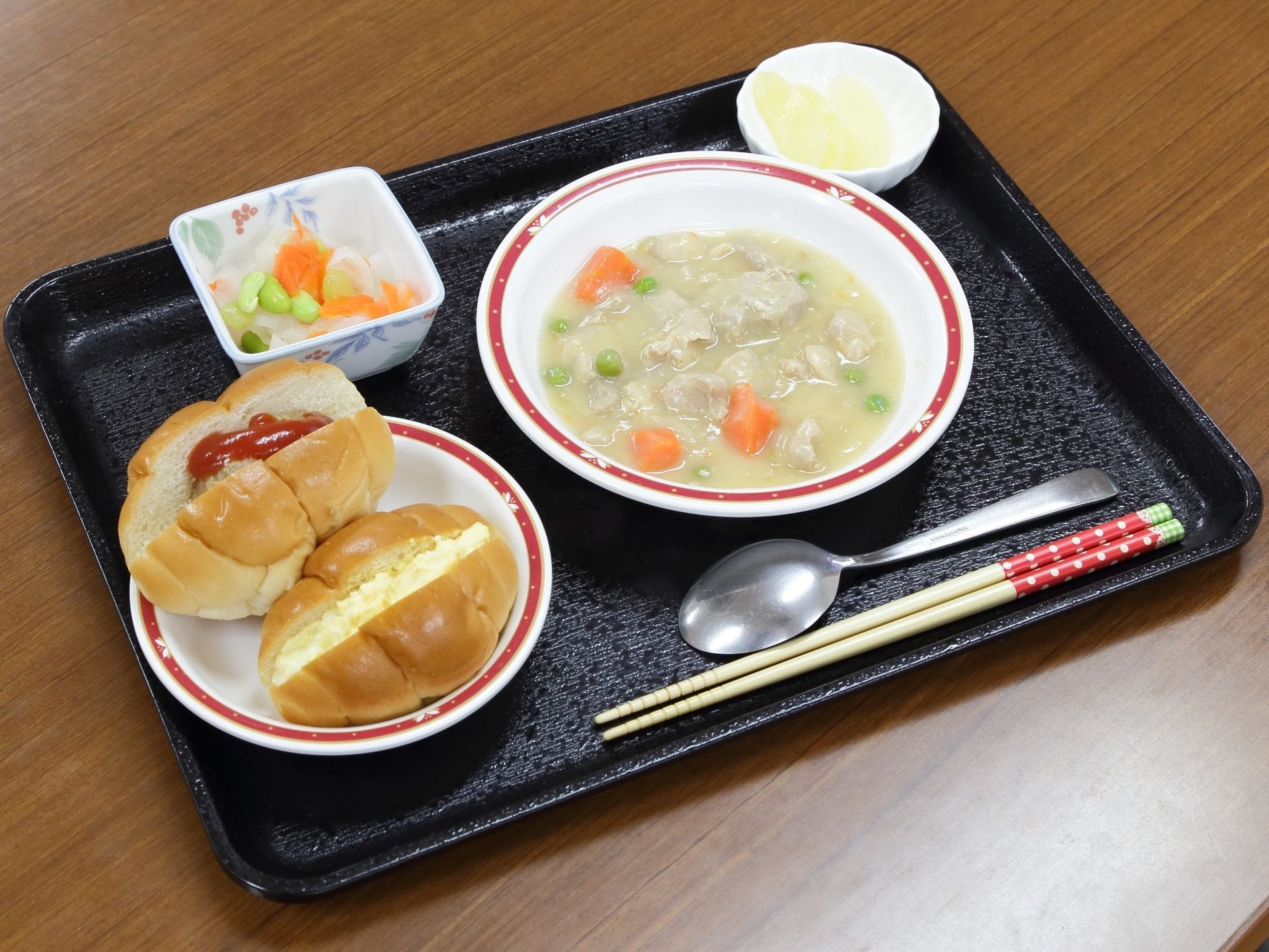パンの付いた洋食となっている。見た目がカラフルで食欲の増進につながる。食事は食べきりやすい量となっている。