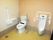 トイレの便座には、開閉できる肘置きがあり、壁にも手すりが付いている。小便器の両サイドには、白いＵ字型の手すりが設置してある。