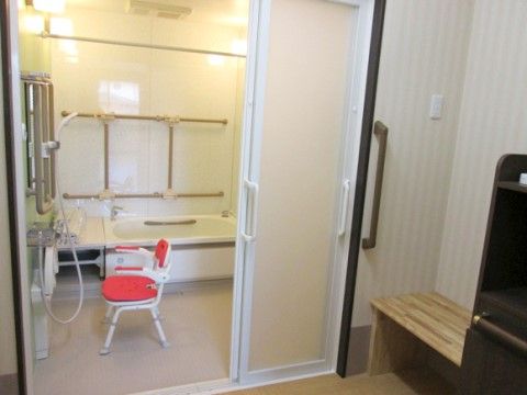浴室のドア前に縦向きの取っ手を設置している。ドアの開け閉めの際に掴まって行動できる。シャワー前の椅子に座って利用する。