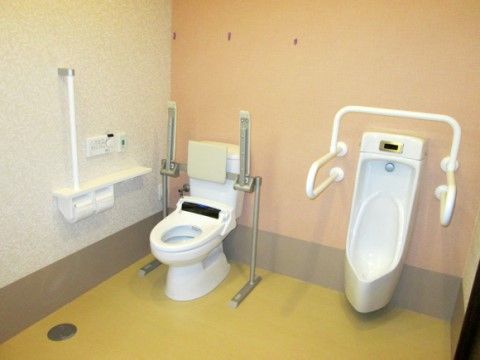トイレでは身体を支えられる場所を作り、安全面に配慮している。広い個室には、車椅子をご利用の方や介助の方が入れる空間がある。