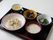 四角形の和風盆の上に、食事がきれいに配置されている。今日のメニューは混ぜご飯に汁物、小鉢２種類である。