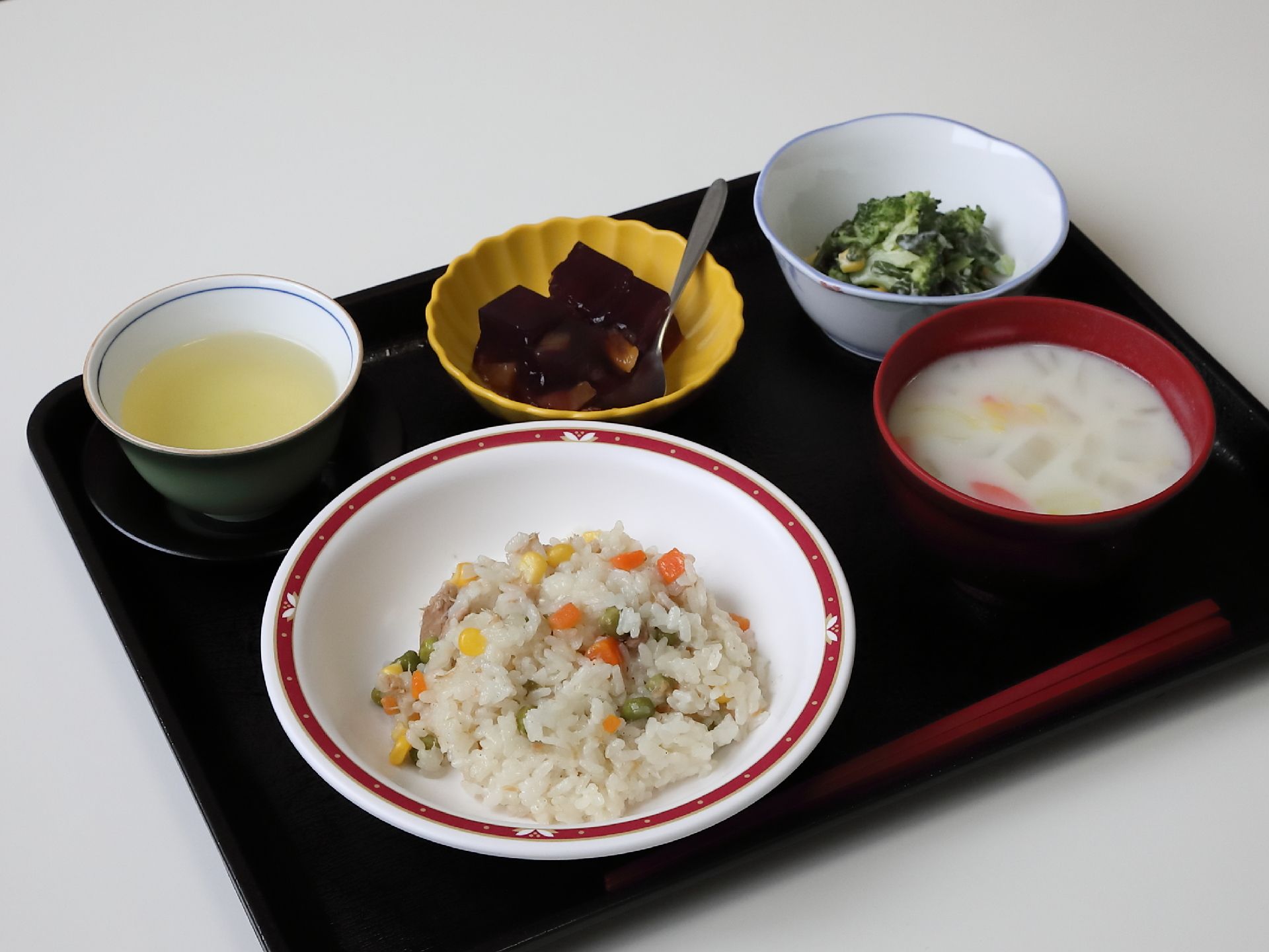 入居者様のお食事は、数品目を取り揃えておぼんに並べられている。ピラフなどの洋食にデザートがつくこともある。