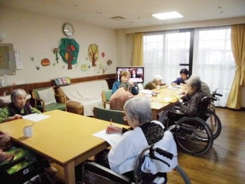 デイルームでスタッフとレクリエーションを楽しむ入居者様