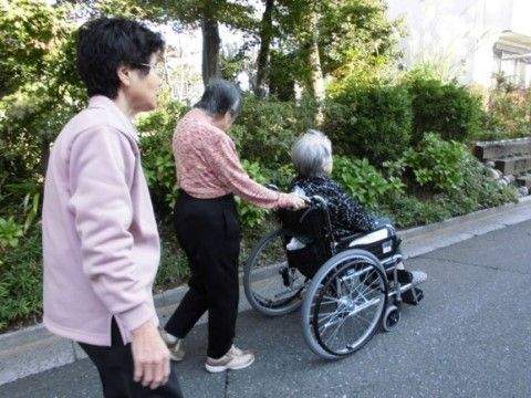 上天気、気の合う方同志ゆったりと表を散歩する入居者様