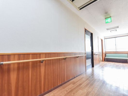 非常口サインのある廊下