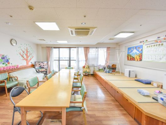 テレビとソファ