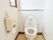個室の中は洋式トイレになっており、壁には呼び出しボタンもついている。そのため万一の場合にもすぐに人を呼べるため安心。